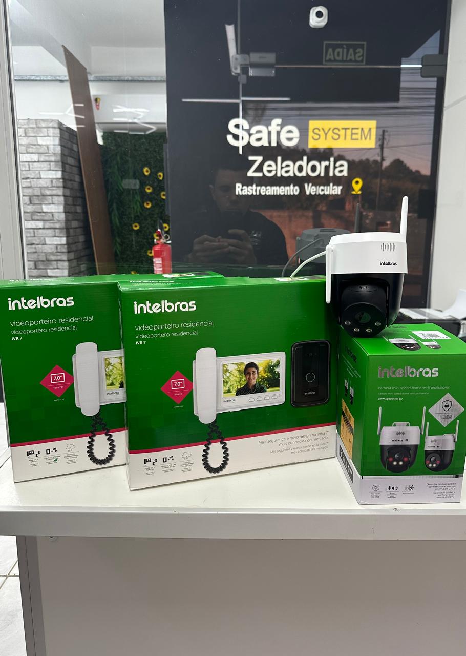 Kit com câmera mini speed dome e vídeo porteiros Intelbras ao lado do banner da Safe System