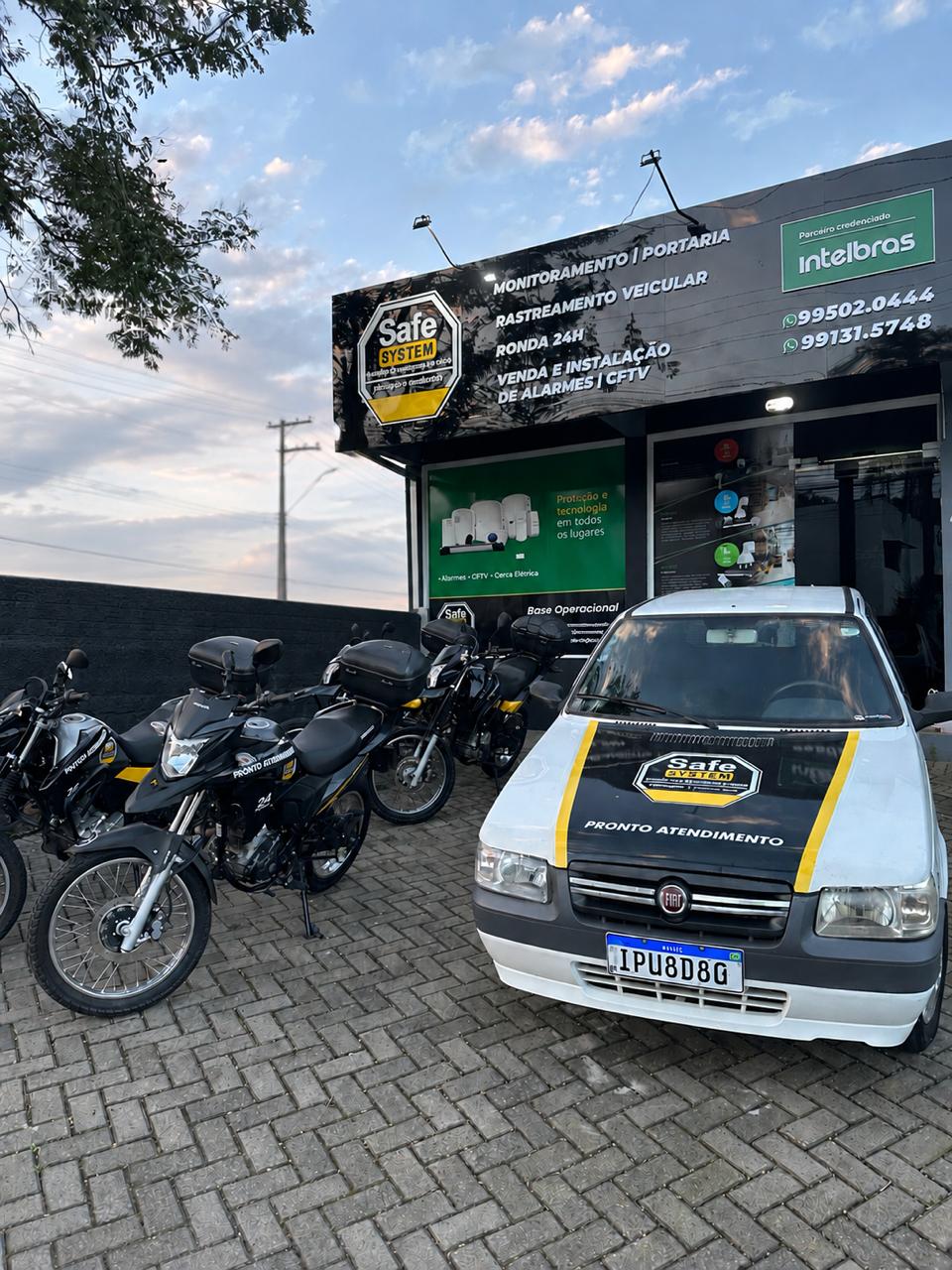 Frota de veículos e motos de ronda Safe System na sede