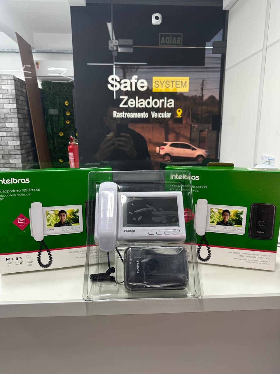 Equipamentos de segurança e vídeo porteiros da Intelbras sobre o balcão da Safe System